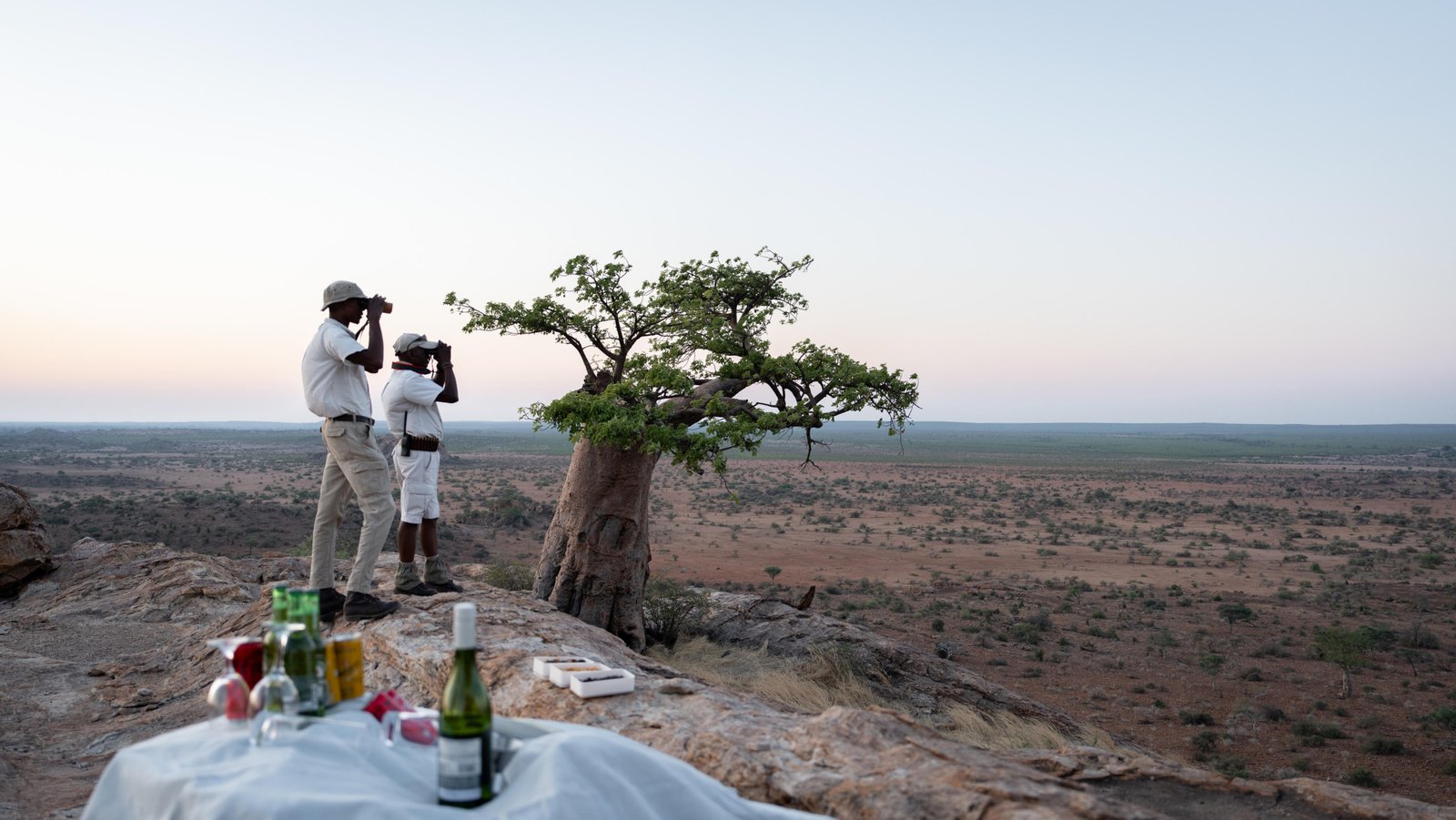 2 Safari Guides schauen mit Fernglas in die Weite