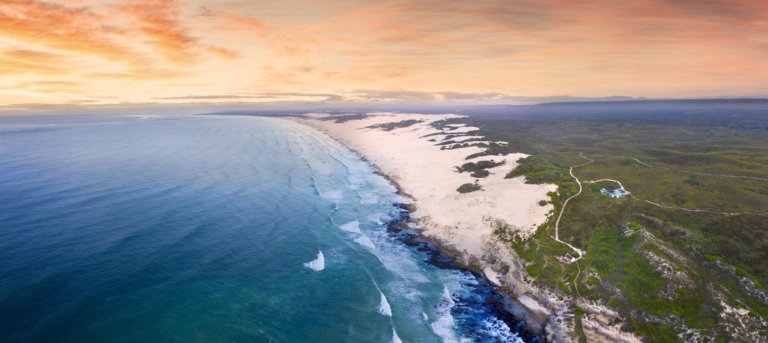 Meer, Strand und grüne Landschaft von Oben