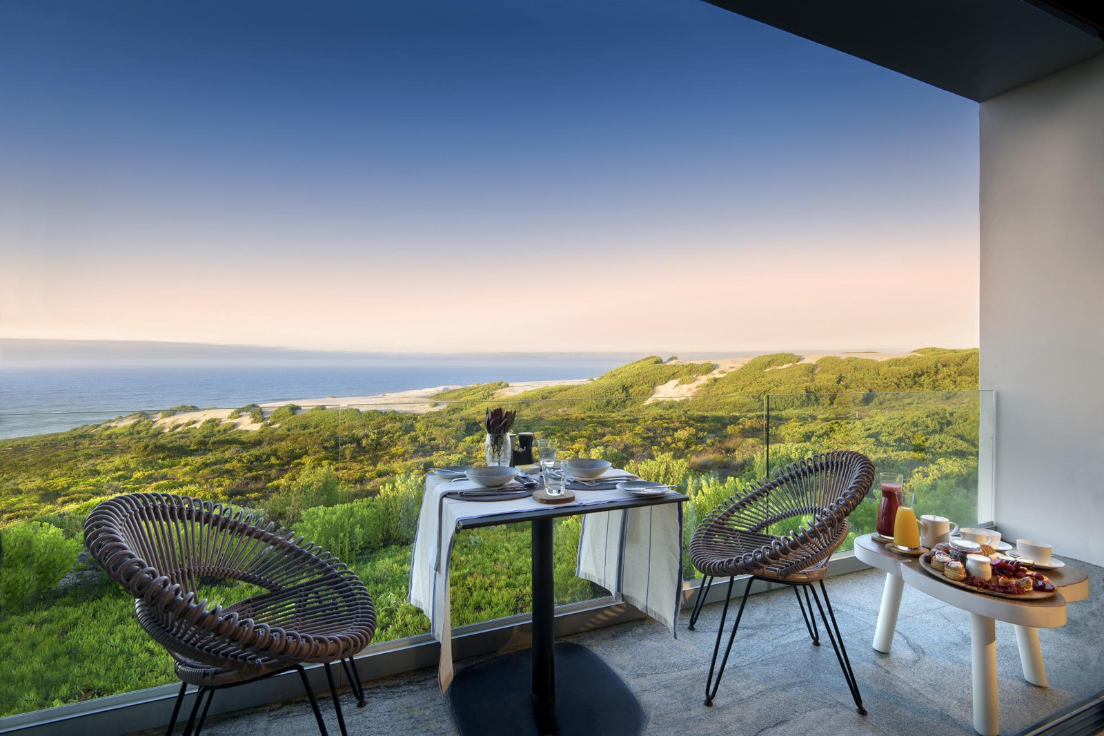 Frühstückstisch mit Blick auf das Meer und die umliegende Natur