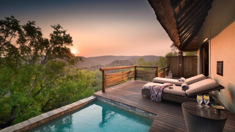 Erhöhte Terrasse mit privatem Plungepool und Liegestühlen mit Blick in den Busch