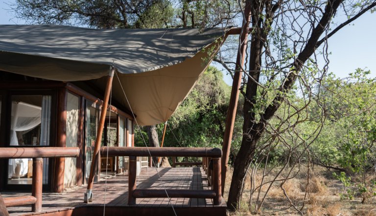 Zeltzimmer von Aussen mit privatem Holzdeck