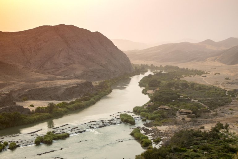 Fluss, Gebirge und Serra Cafema Camp von Oben