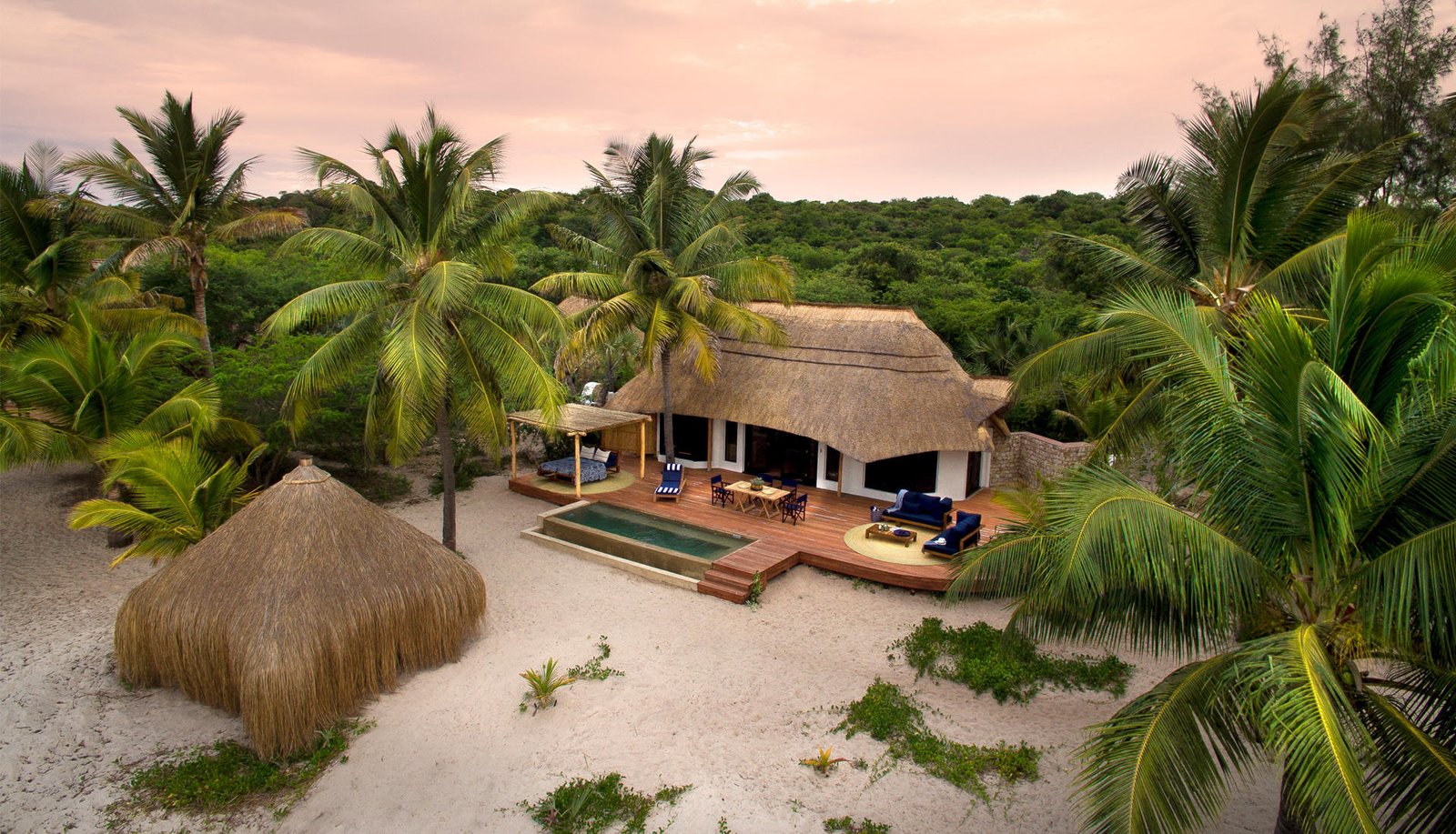 Zimmeransicht von Aussen mit Terrasse, eigener Pool, Sala, Loungebereich und direkter Strandzugang
