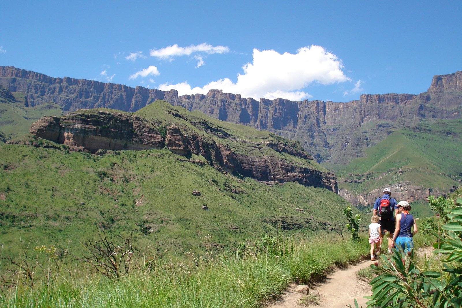 3 Personen auf einer Wanderung in den Drakensberge