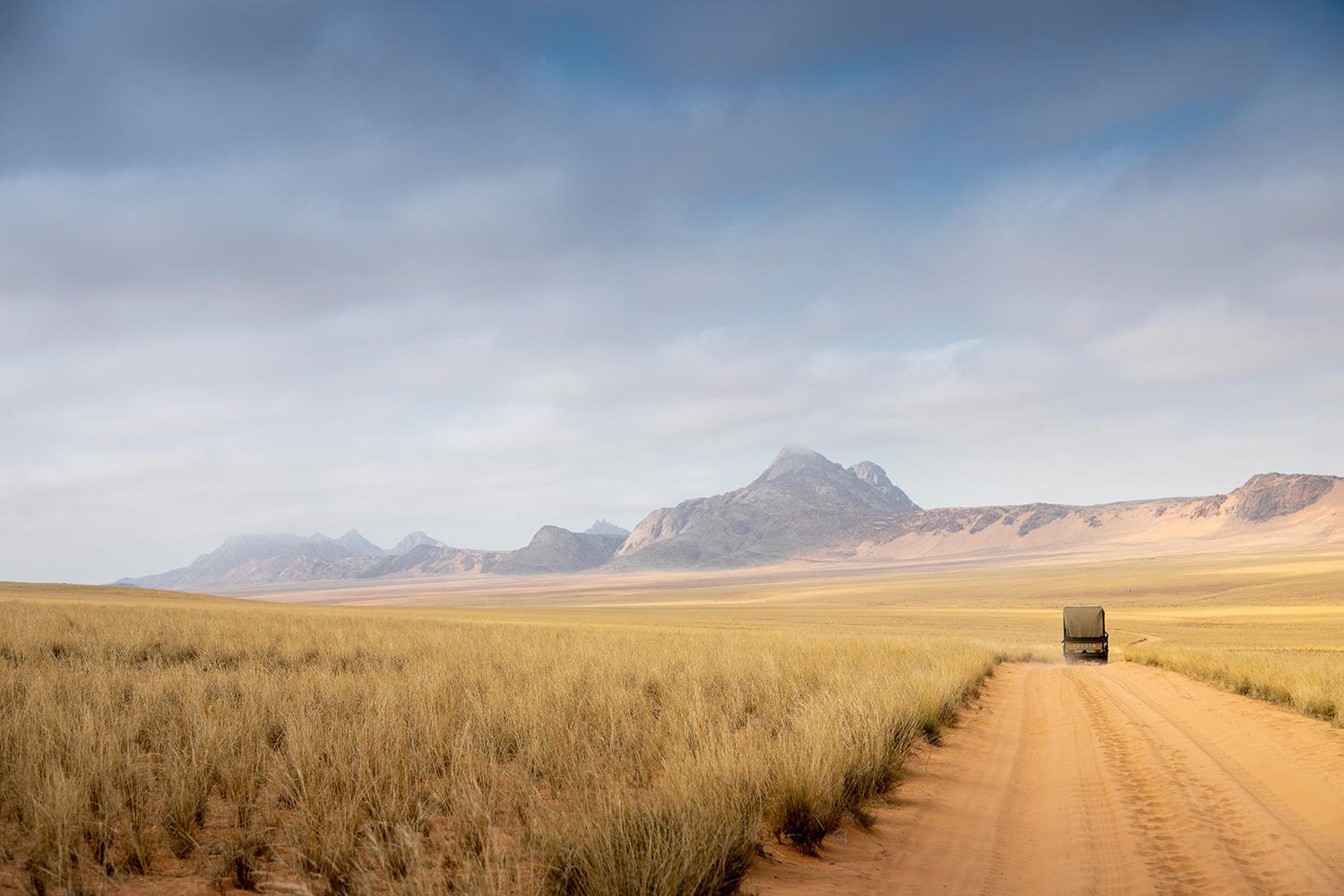 Fahrendes Pirschfahrzeug durch die Landschaft bei Serra Cafema