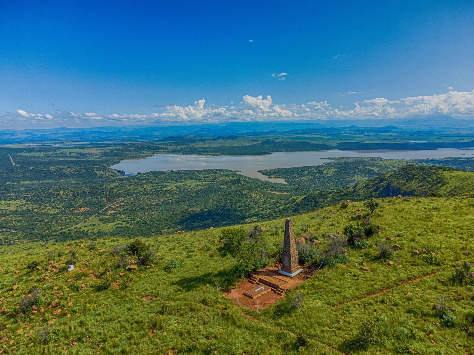 Spioenkop Monument mit Sicht auf die umliegende Landschaft
