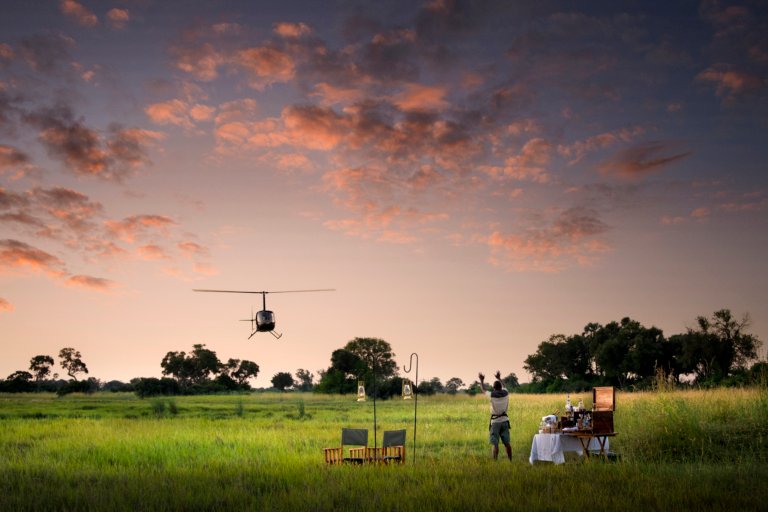Sundowner Spot mitten im Busch mit Helikopter im Hintergrund
