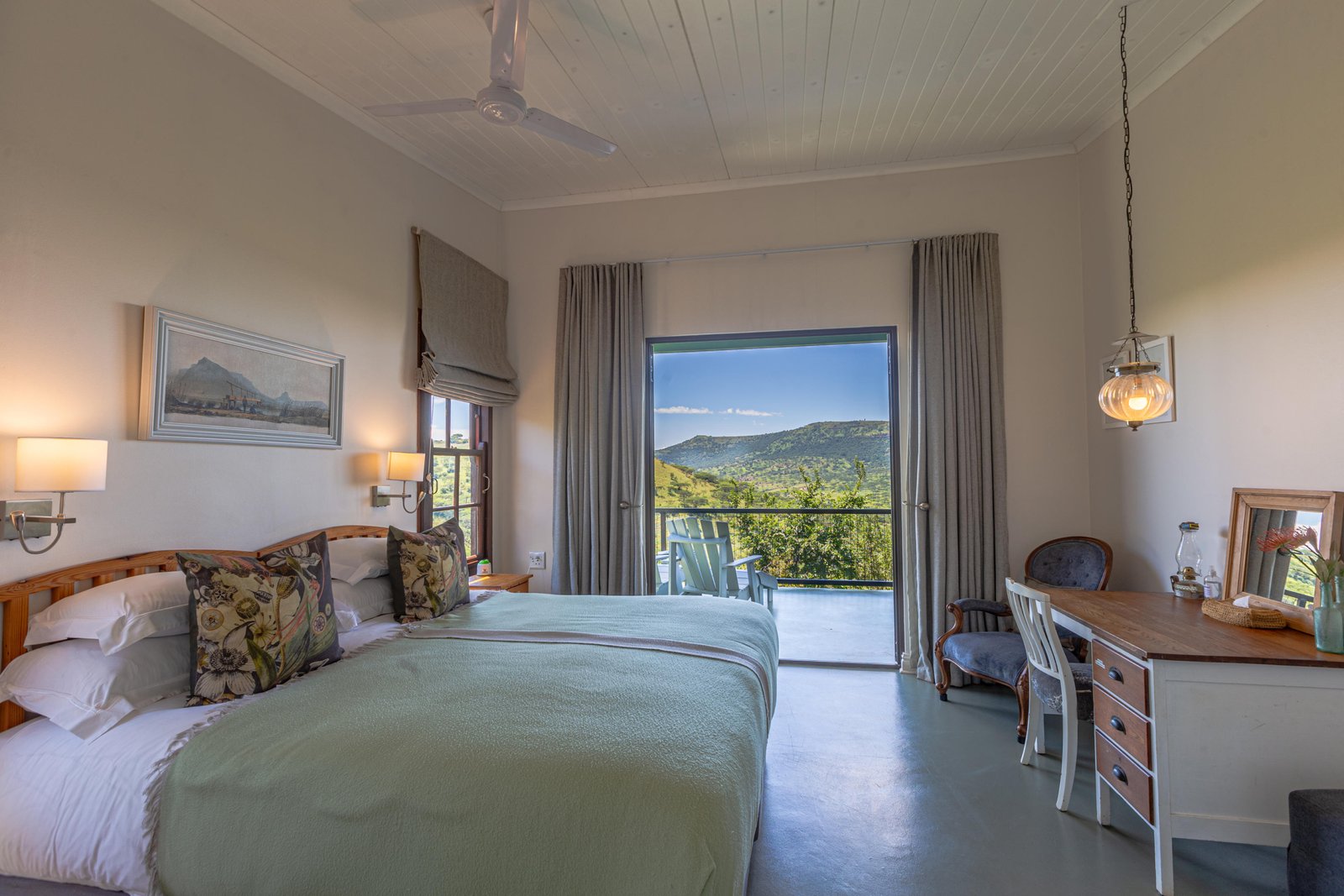Schlafzimmer mit Bett und Terrasse mit Aussicht