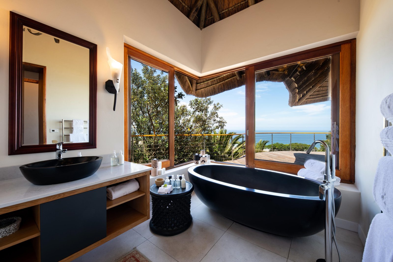 Badezimmer mit Badewanne und Ausblick auf das Meer