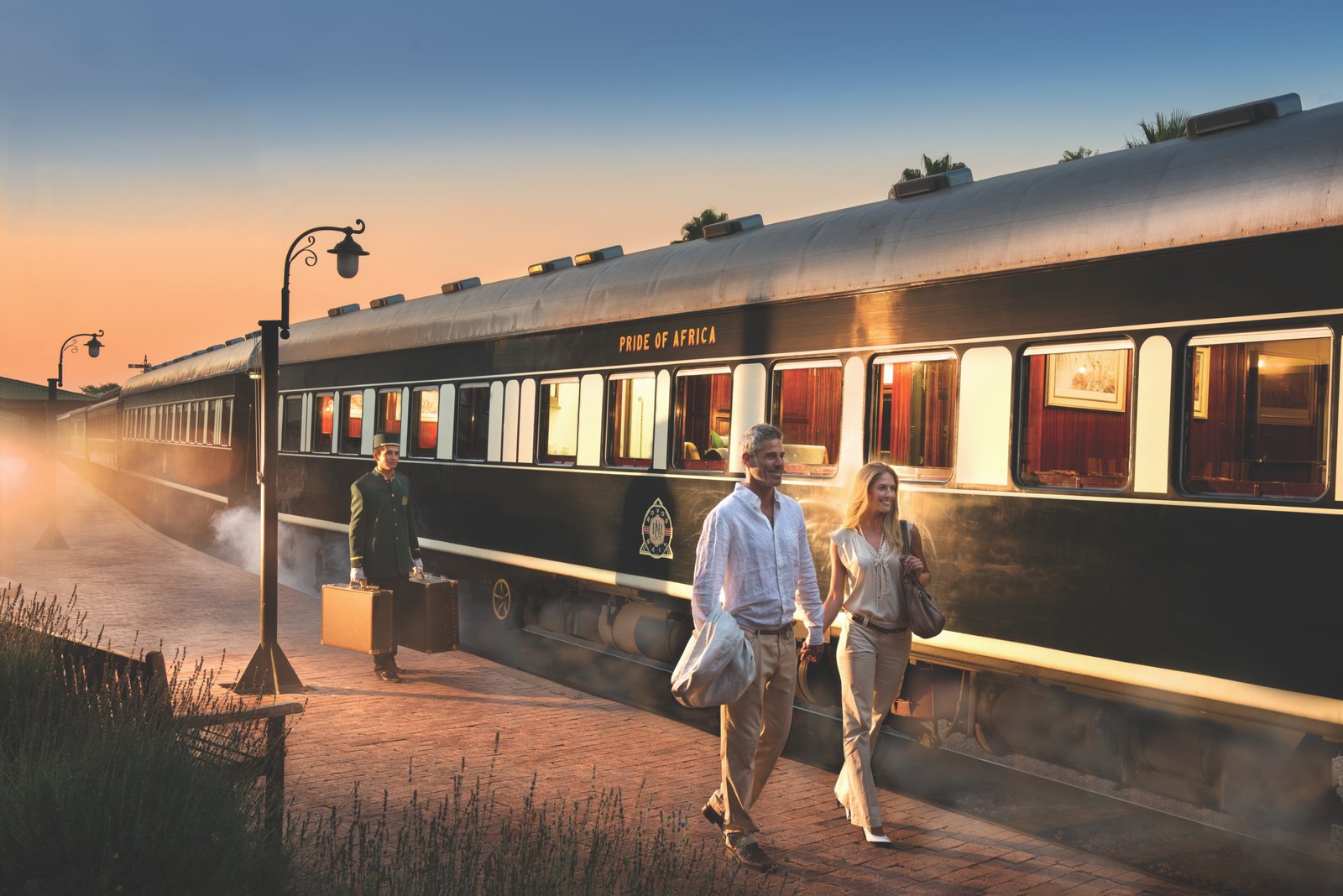 Rovos Rail Wagen mit 2 Personen im Vordergrund