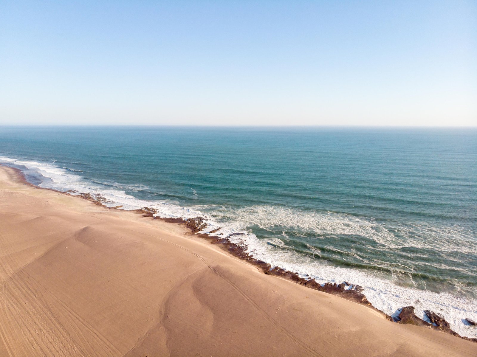 Sanddünen und Meer an der Skeleton Coast