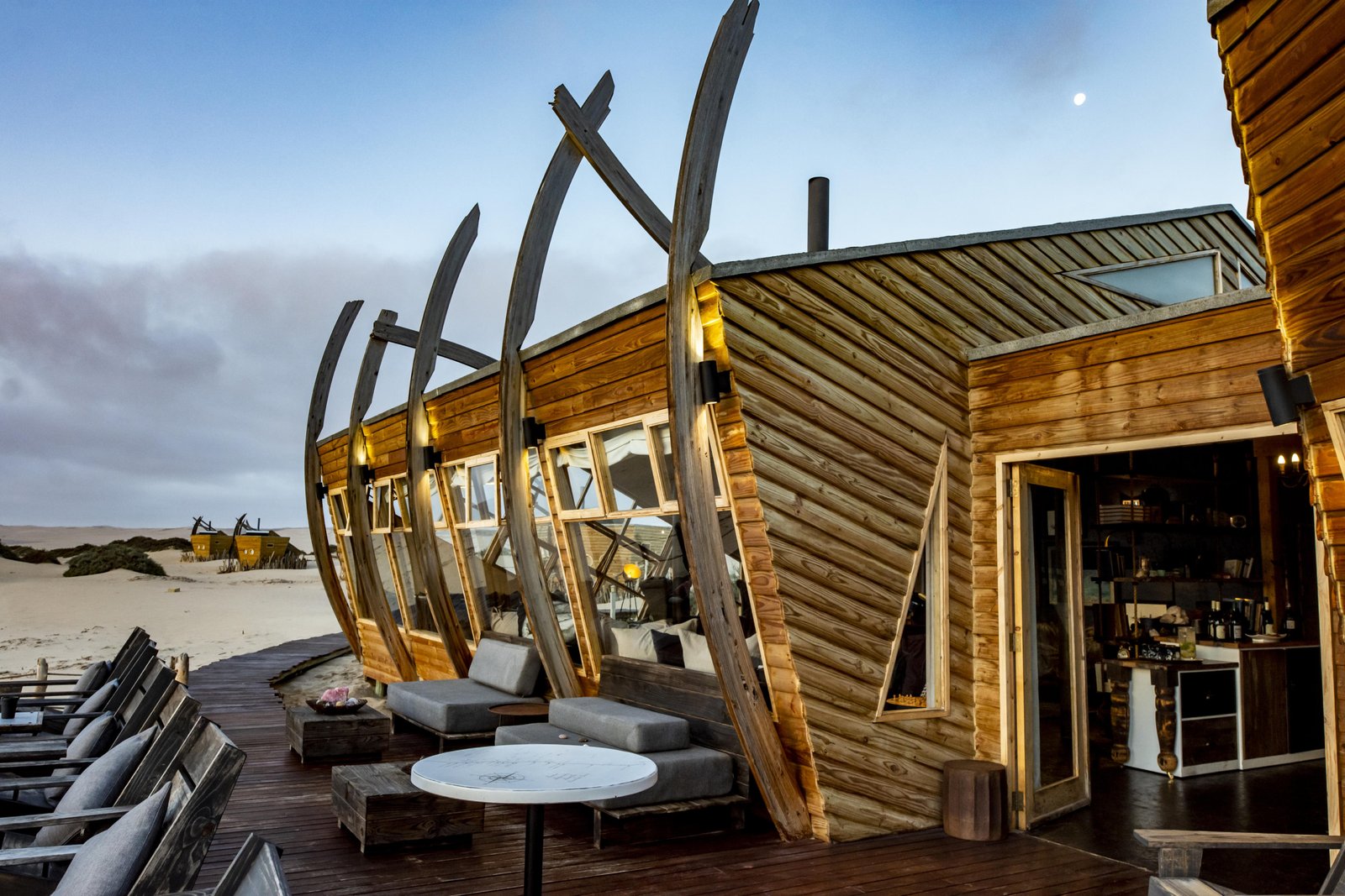 Shipwreck Lodge Hauptgebäude von Aussen mit Loungebereich