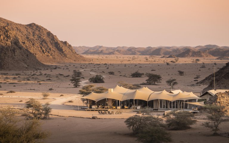 Hoanib Skeleton Coast Camp von Aussen mit Sicht auf die Umgebung
