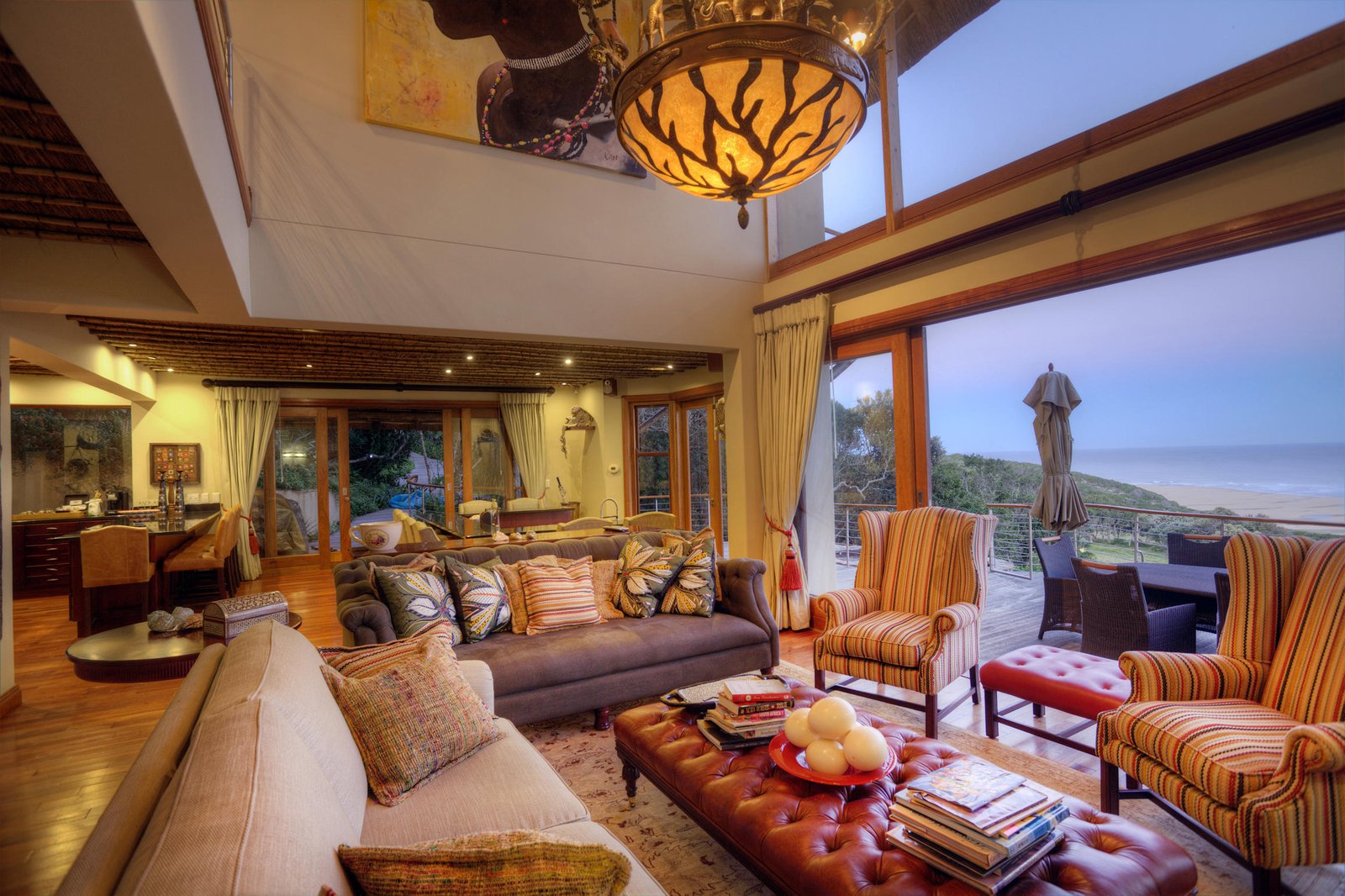 Hauptbereich mit Sofa, Sessel und Blick auf das Meer