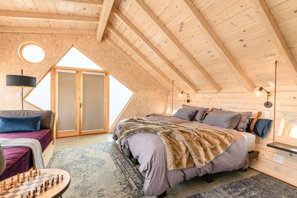 Schlafzimmer mit Bett und Tagesbett