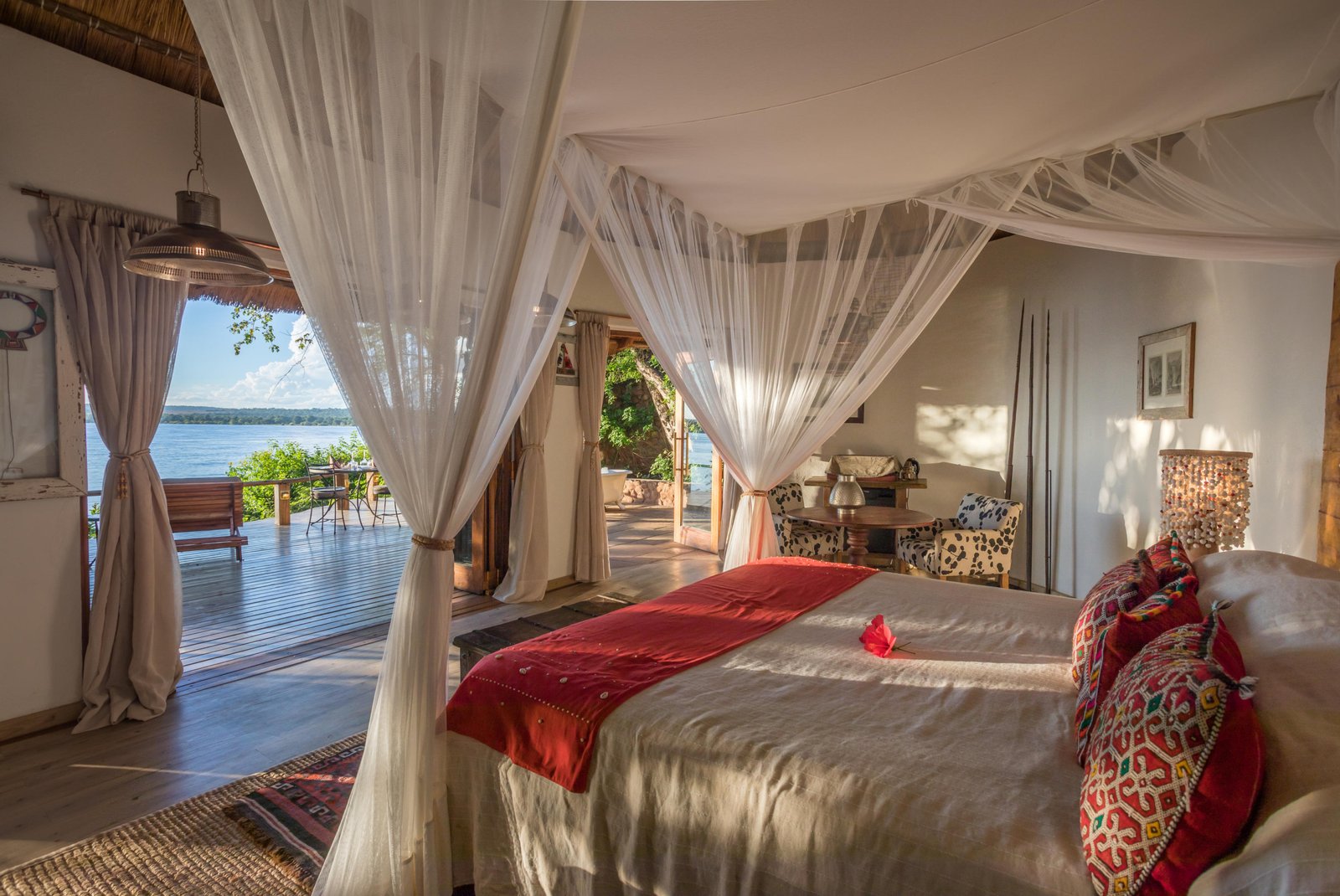 Schlafzimmer mit Bett und Blick auf die Terrasse und Zambezi Fluss