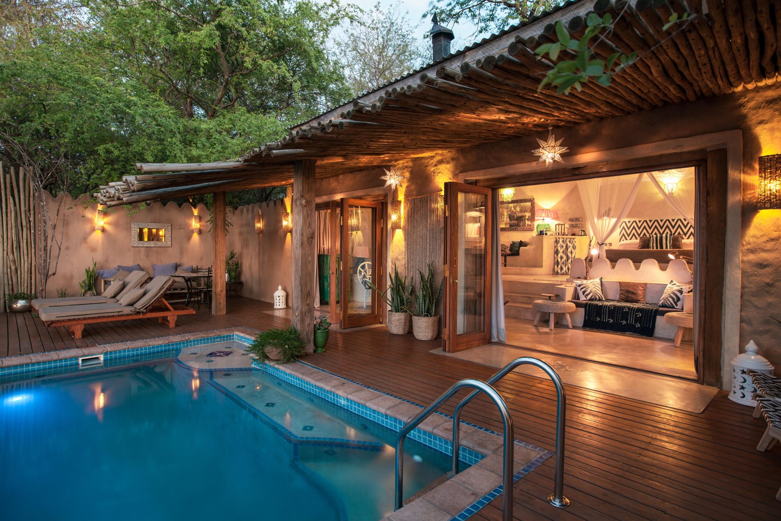 Haus mit privatem Swimmingpool auf Terrasse, liegen und Schlafzimmer im Hintergrund