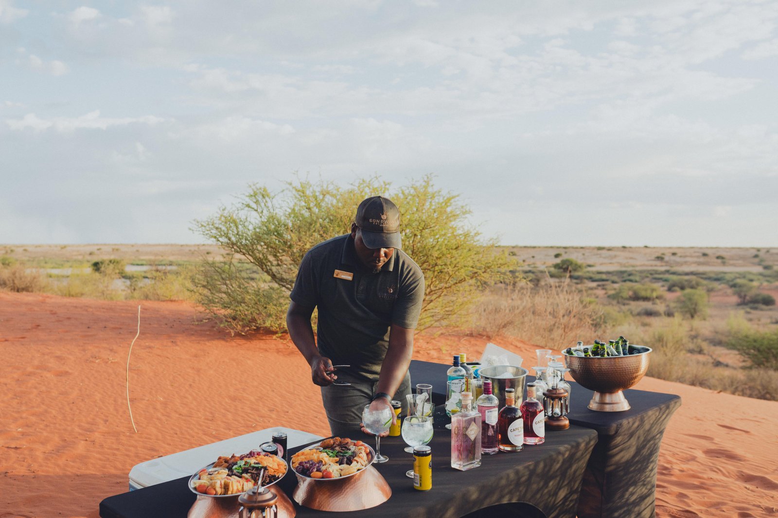 Sundowner-Bar mit Snacks und Drinks mitten in der Kalahari