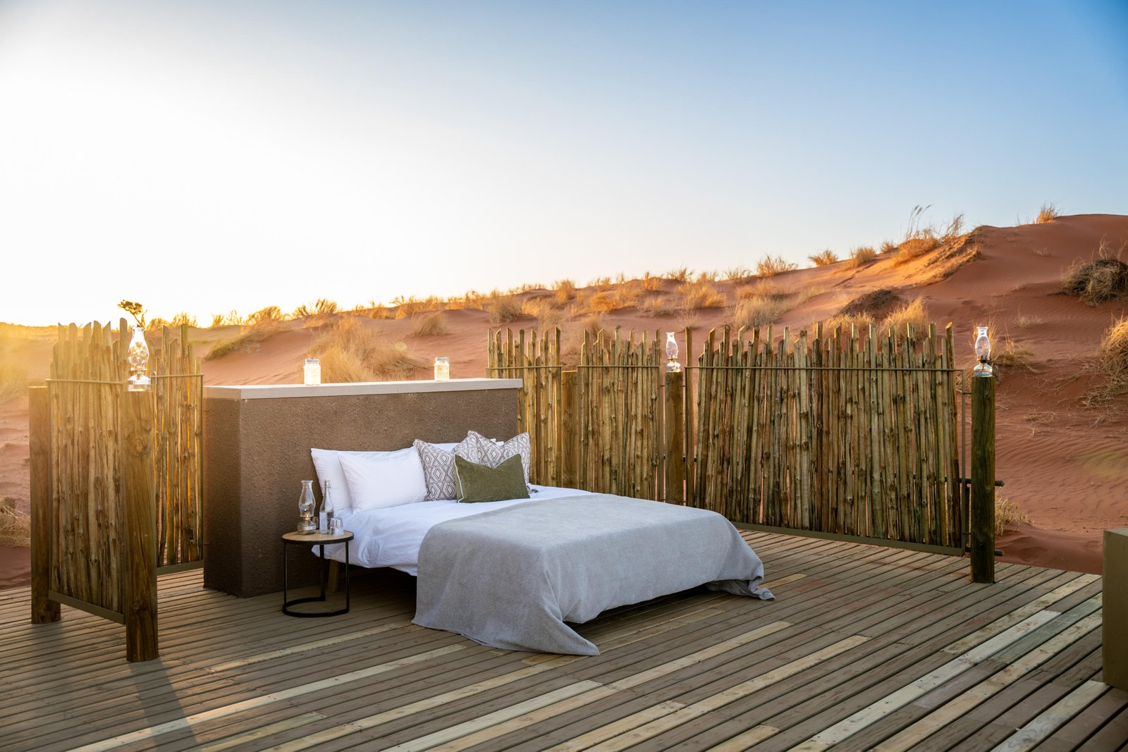 Star Bed auf einer Holzplattform