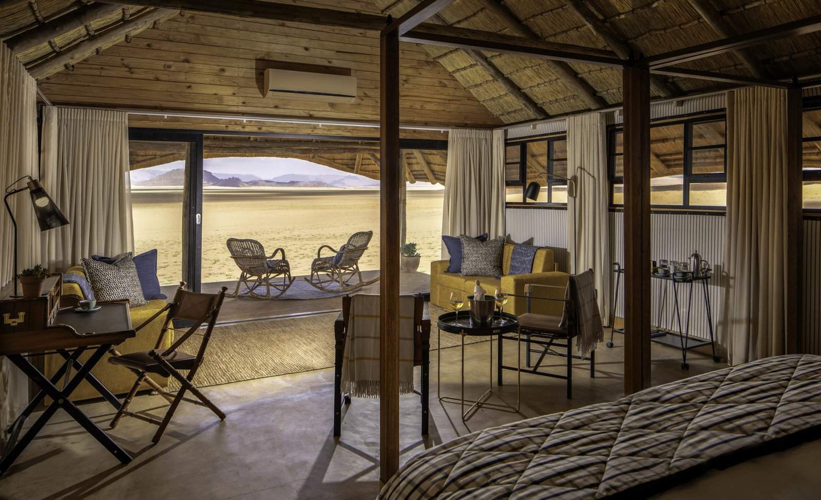 Blick vom Schlafzimmer auf den Wohnbereich und die Terrasse