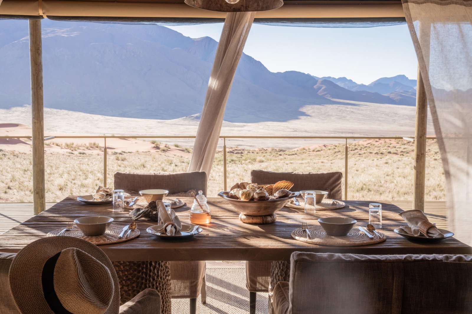 Gedeckter Tisch mit Blick auf die weite Landschaft