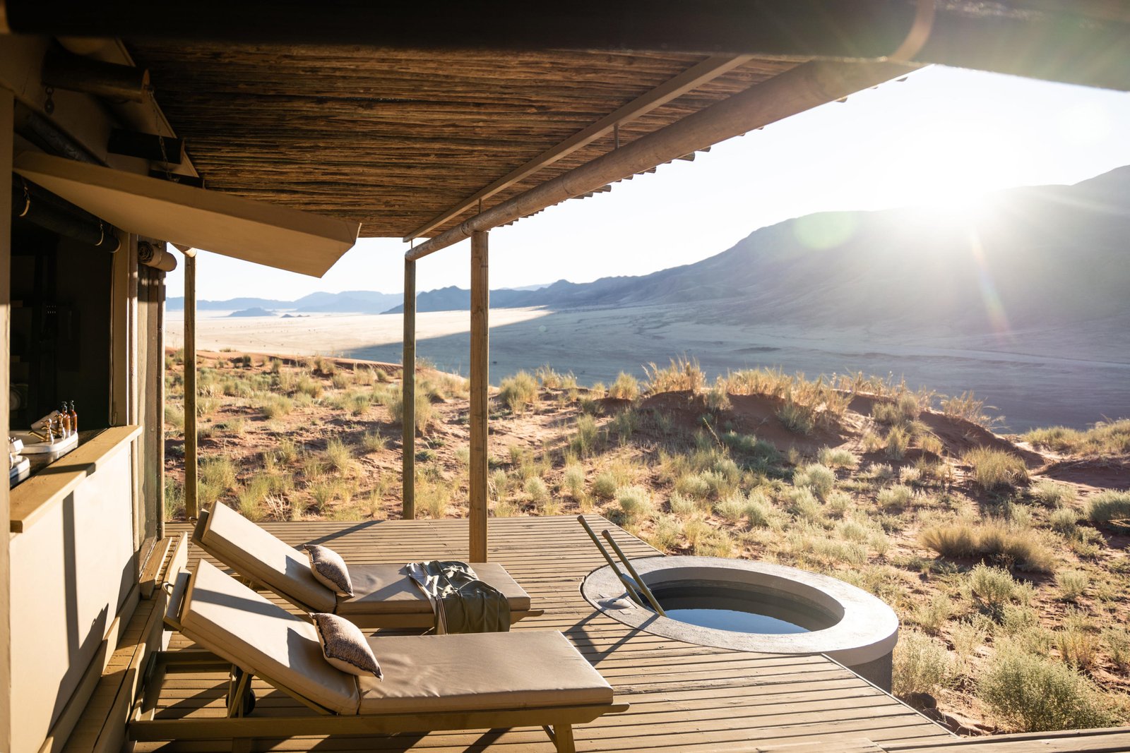 Terrasse mit Liegestühlen und Plunge Pool