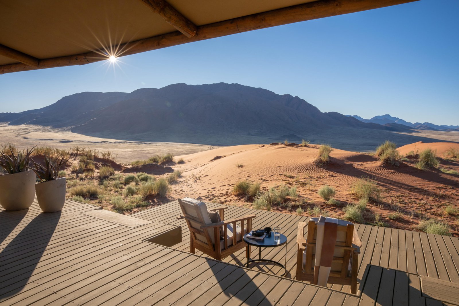 Terrasse mit gemütlichen Sitzmöglichkeiten und weitem Ausblick