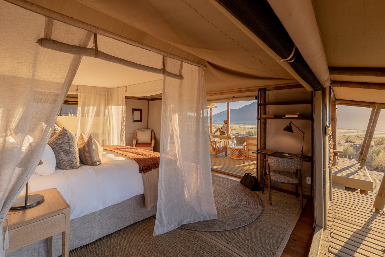 Schlafzimmer mit komfortablem Bett und weitem Ausblick