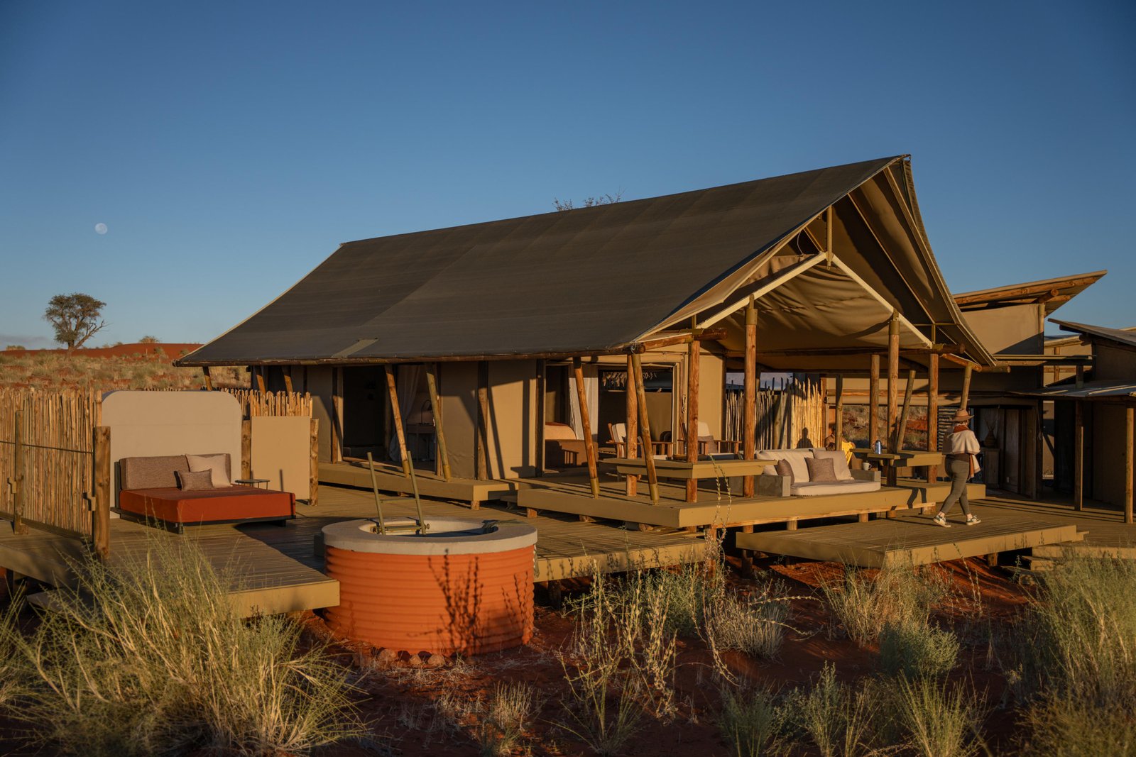 Suite von aussen mit Terrasse, Star Bed und Plunge Pool
