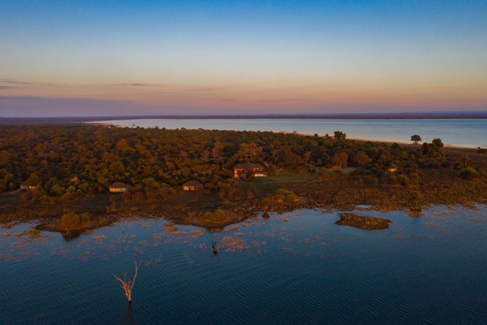 Konkamoya Lodge aus der Vogelperspektive, eingebettet in die Flusslandschaft