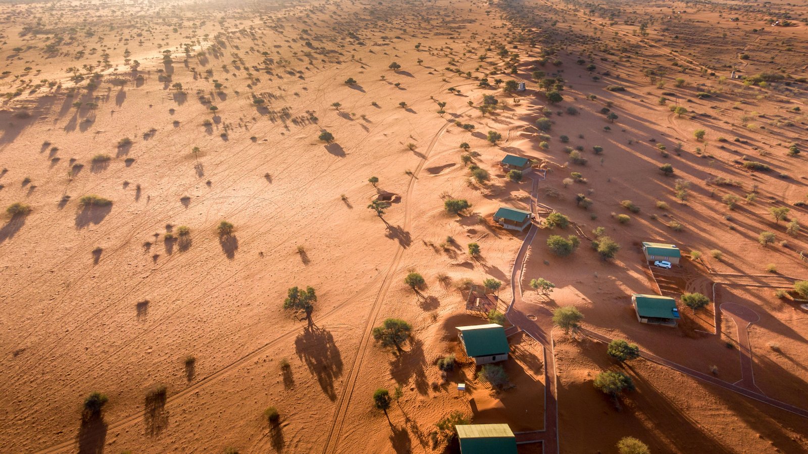 Chalets von oben fotografiert, eingebettet in die Kalahari
