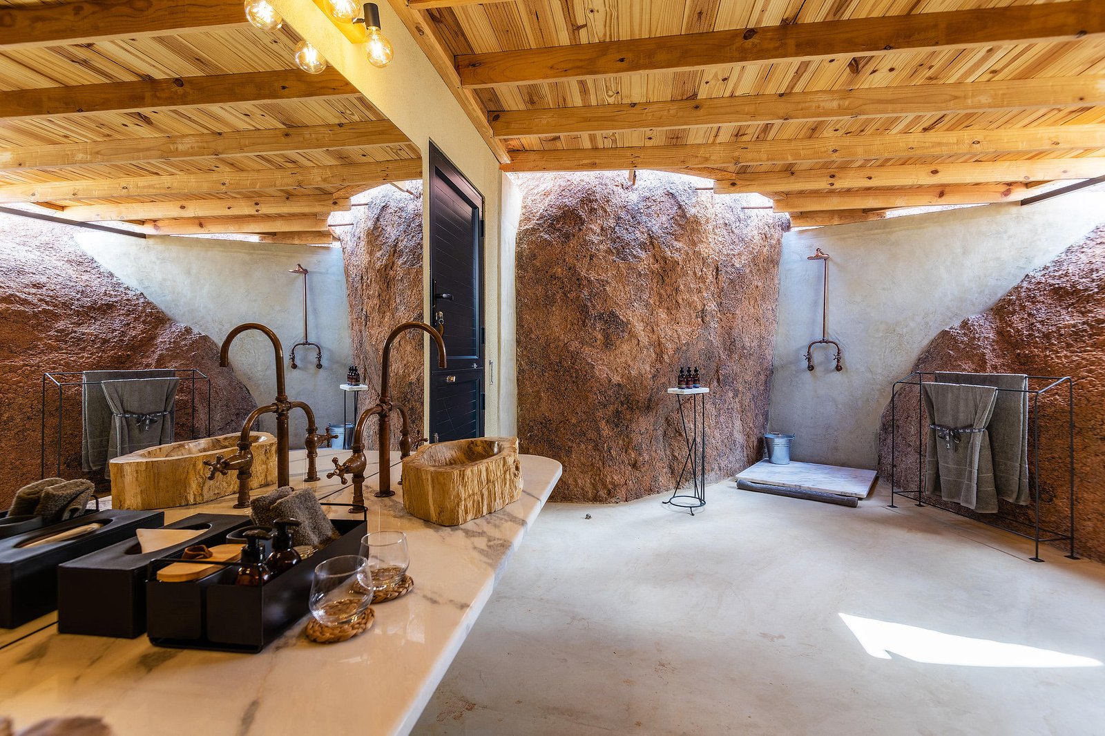 Badezimmer mit Dusche zwischen den Felsen