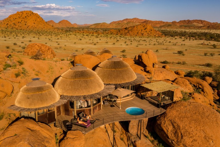 Suite von oben mit grosszügiger Terrasse, Liegestühlen und privatem Pool