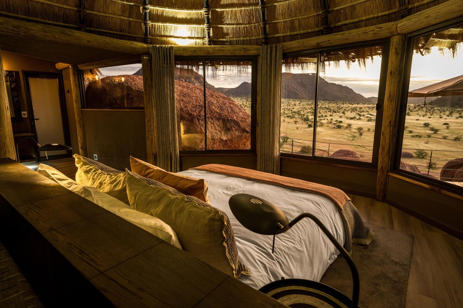 Schlafzimmer mit Bett und herrlichem Blick in die Wüstenlandschaft