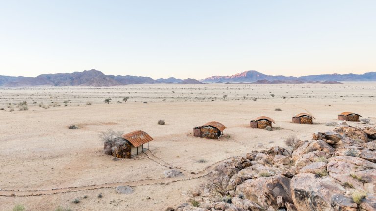 Zimmer-Chalets von aussen, eingebettet in die Natur, mit Rundumblick