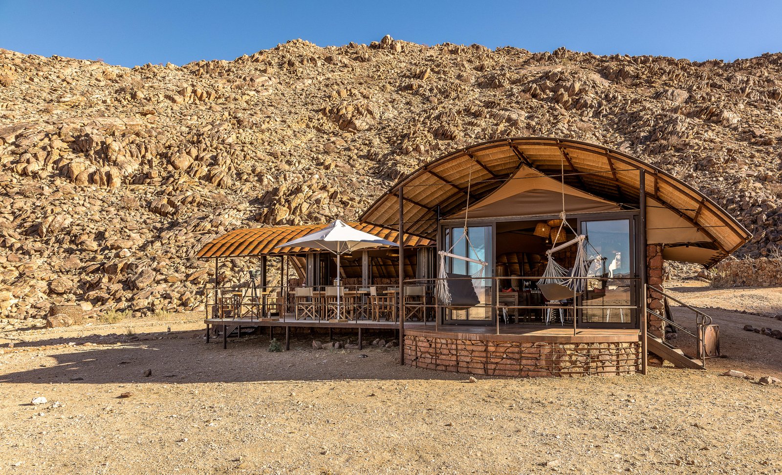 Zimmer von aussen mit Terrasse und Sitzgelegenheit