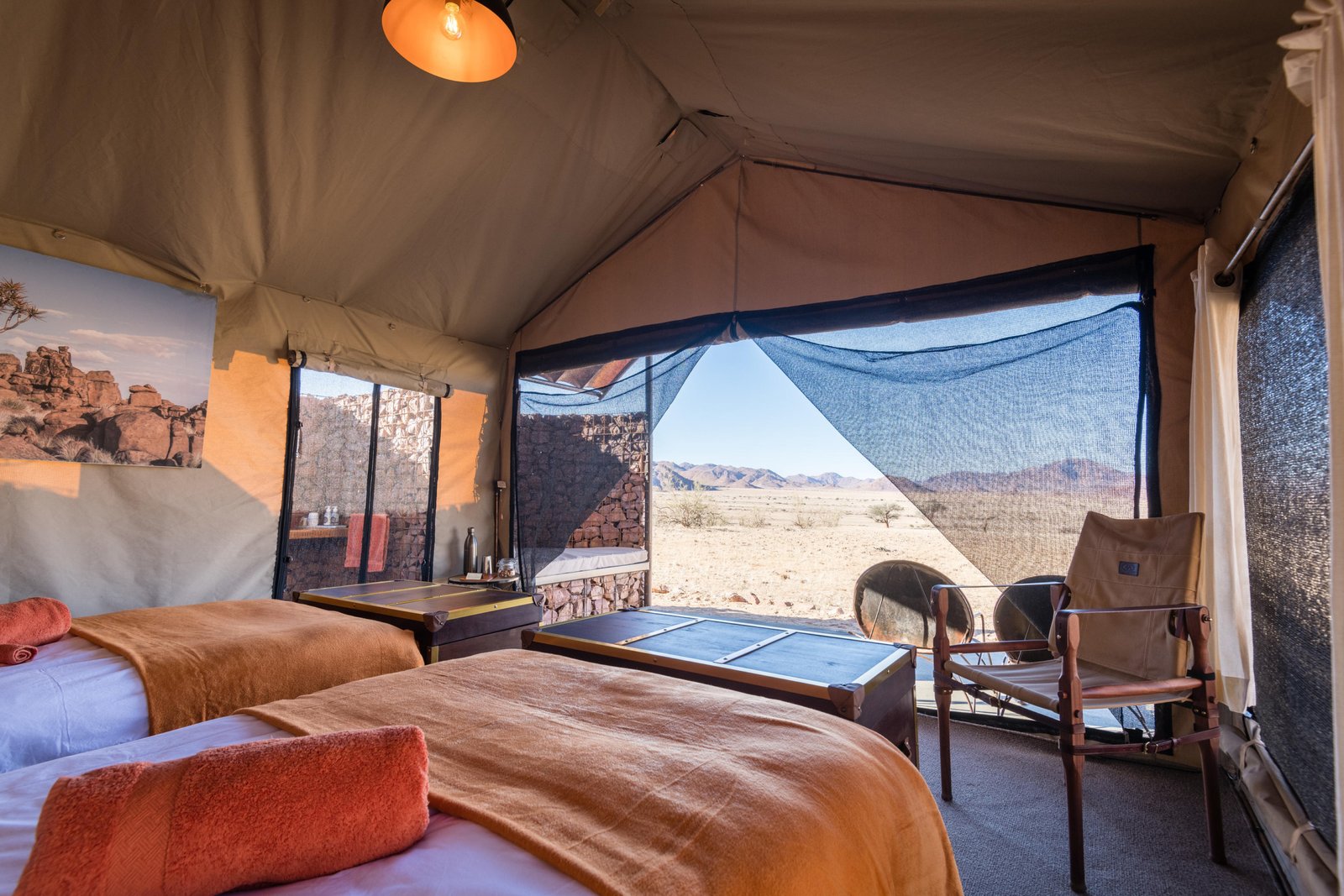 Zeltzimmer mit Bett und Blick in die Natur
