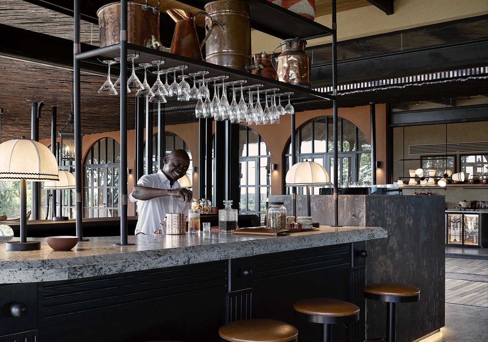 Chichele Presidental Bar mit Barkeeper beim Drink mixen