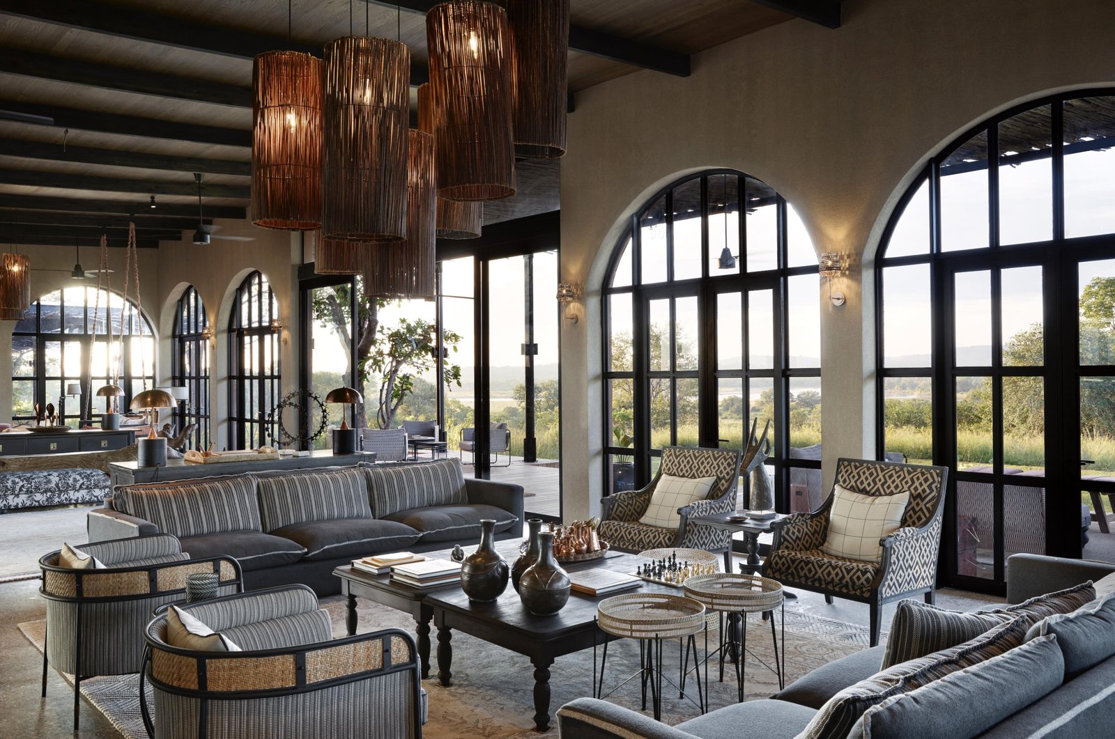 Chichele Presidental Hauptbereich mit hohen Fensterfronten und Lounges