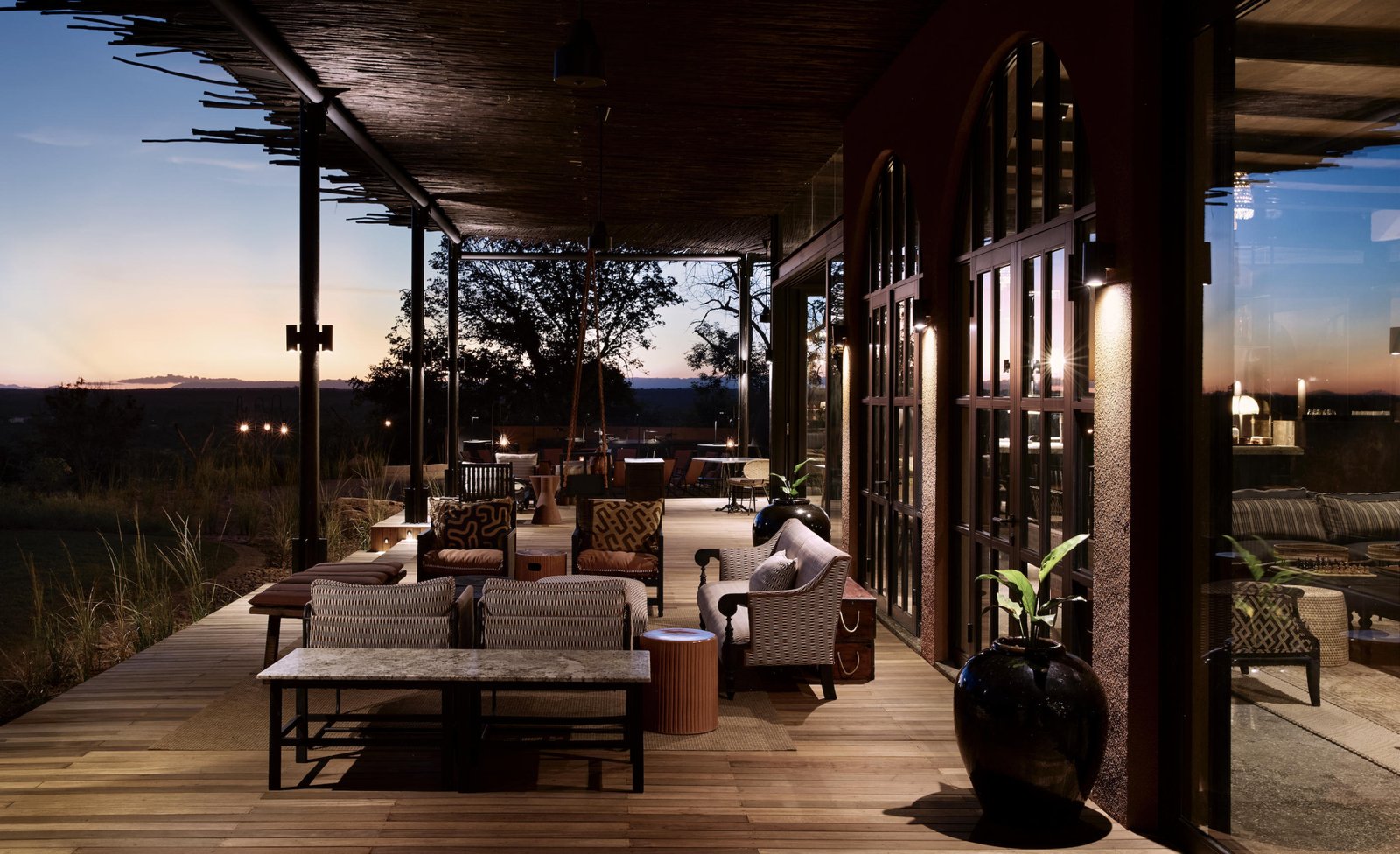 Chichele Presidental Terrasse mit Lounge Sessel und Sicht in die Natur