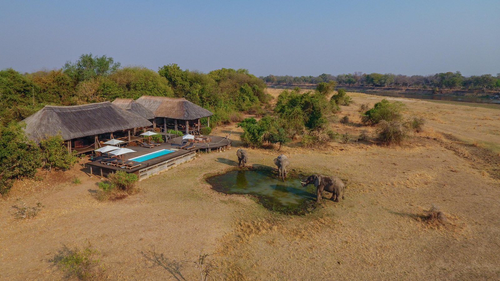 Chikunto Safari Lodge Ansischt auf Hauptgebäude und Wasserloch wo Elefanten trinken