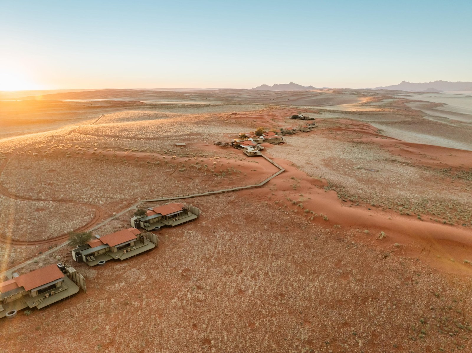 Desert Lodge von oben mit Blick auf die Zimmer