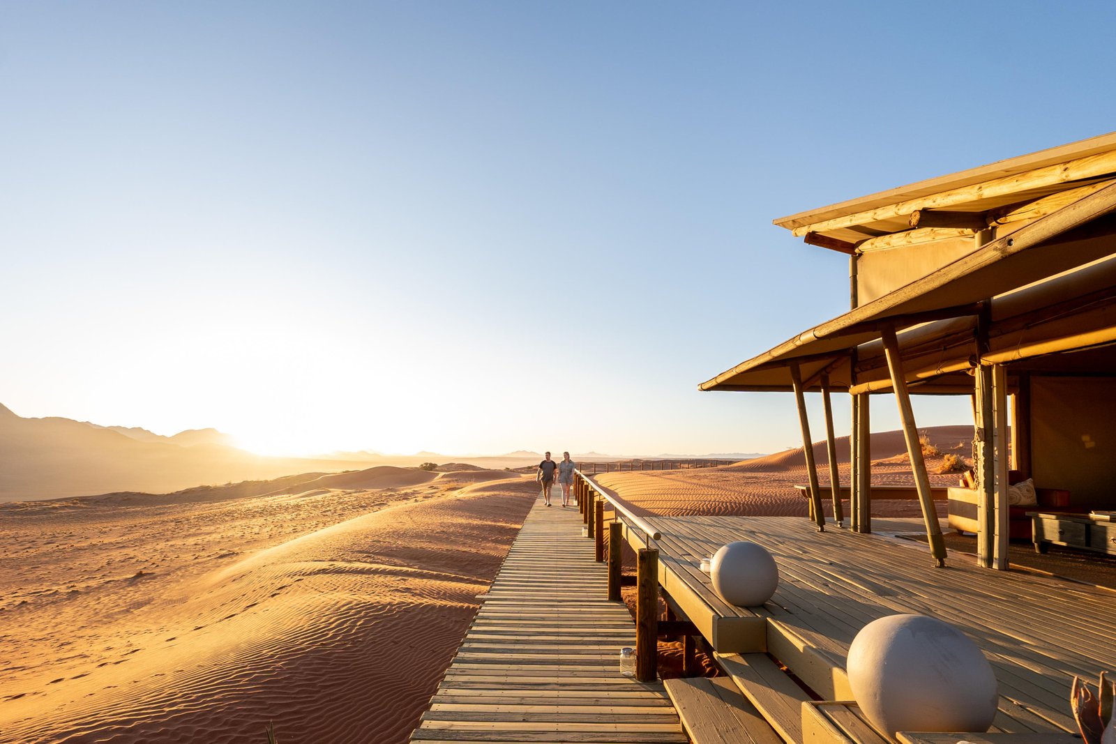 Langer Walkway bei der Desert Lodge mit fantastischer Aussicht
