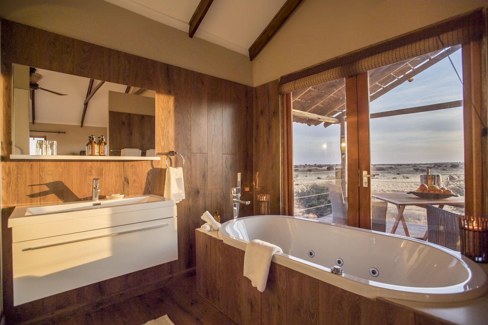 Badezimmer mit Badewanne und Blick in die Natur