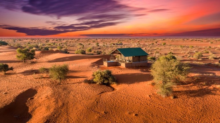 Dune Chalet bei Sonnenuntergang mitten in der Kalahari