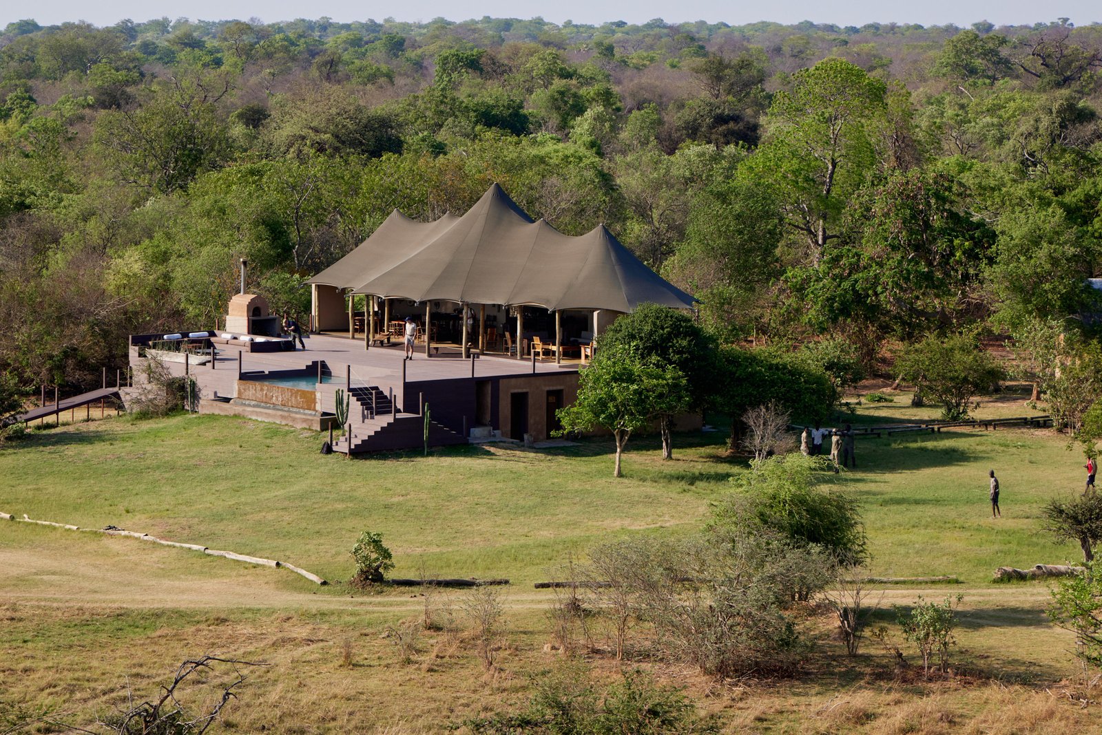Die Hauptlodge mit Pool, Pizzaofen und gemütlichen Sitzgelegenheiten.
