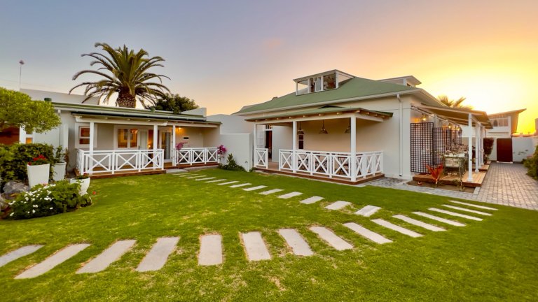 Guesthouse von aussen bei Sonnenuntergang
