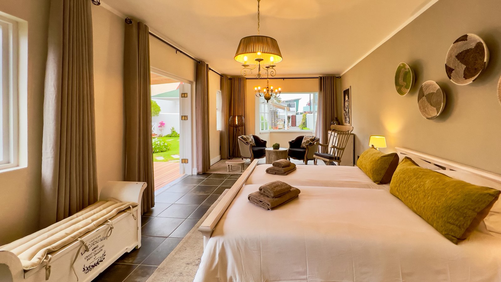 Schlafzimmer mit Sitzecke und Blick auf die Terrasse