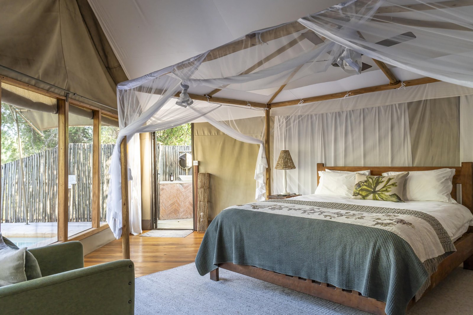 Schlafzimmer im Safari-Zelt des Dulini Anabezi