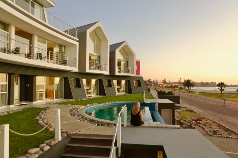 Hotelansicht mit Swimmingpool und Blick aufs Meer